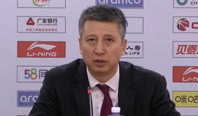 第19分钟，埃因霍温右路45°传到禁区，维特森头球攻门击中立柱弹出底线！